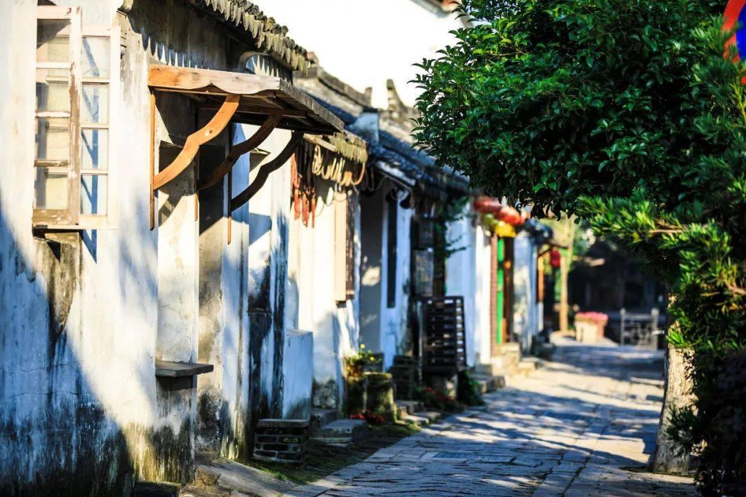 也门胡塞武装称发射导弹击中一艘美国军舰